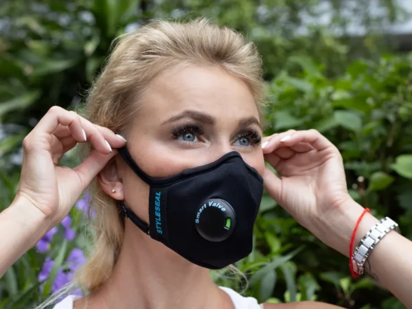 woman-black-pro-valve Zorro Black PRO Mask